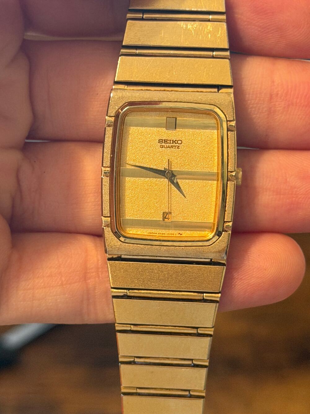 Vintage 1982 Seiko Quartz 7432-5769 Gold Tone Tank Watch Date Bracelet